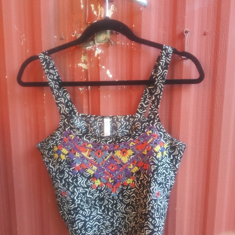Graphic Crop Tank Embroidered
